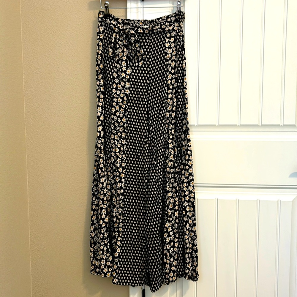 Sivana wide leg stretch pants. Size L. Black floral print